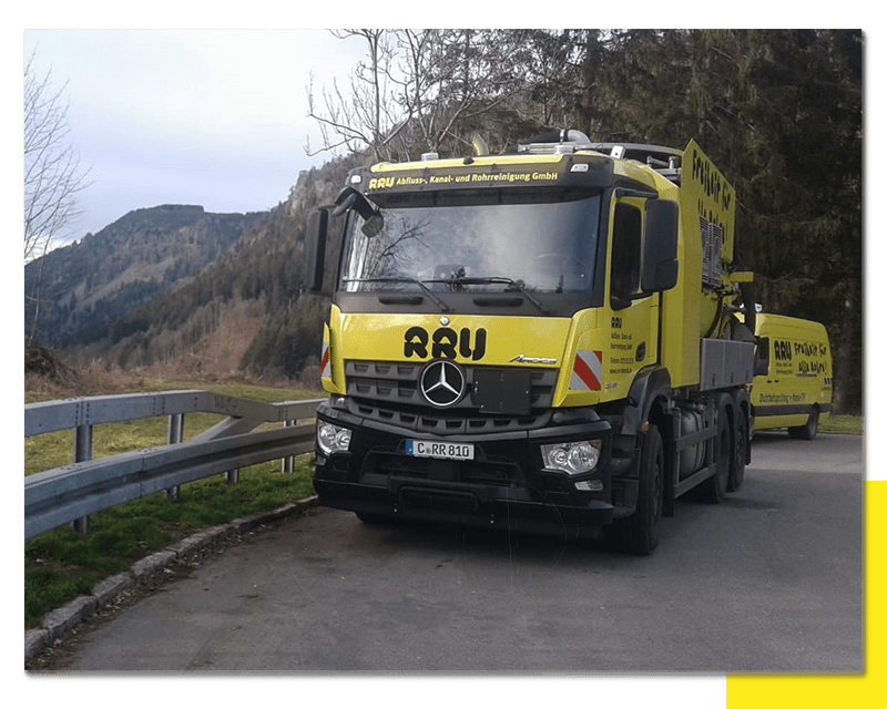 Einsatzfahrzeug für Kanalreinigung im Schwarzwald unterwegs